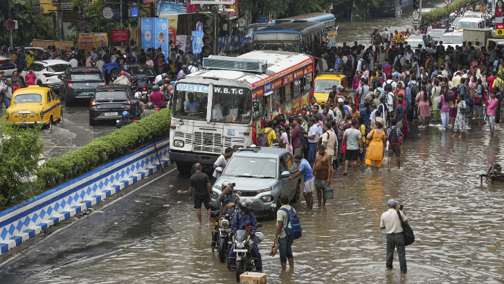https://salarnews.in/public/uploads/images/newsimages/maannewsimage23092025_145400_Kolkata rains.png
